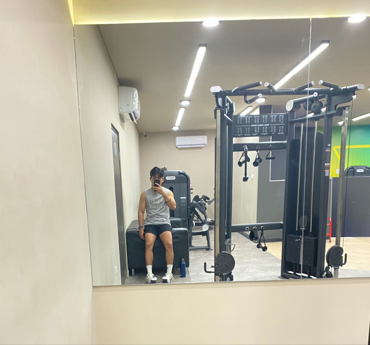 asanuga's tweet photo. Kaum Introvert ngegym nunggu Sepi https://t.co/6Fqxxe7srl