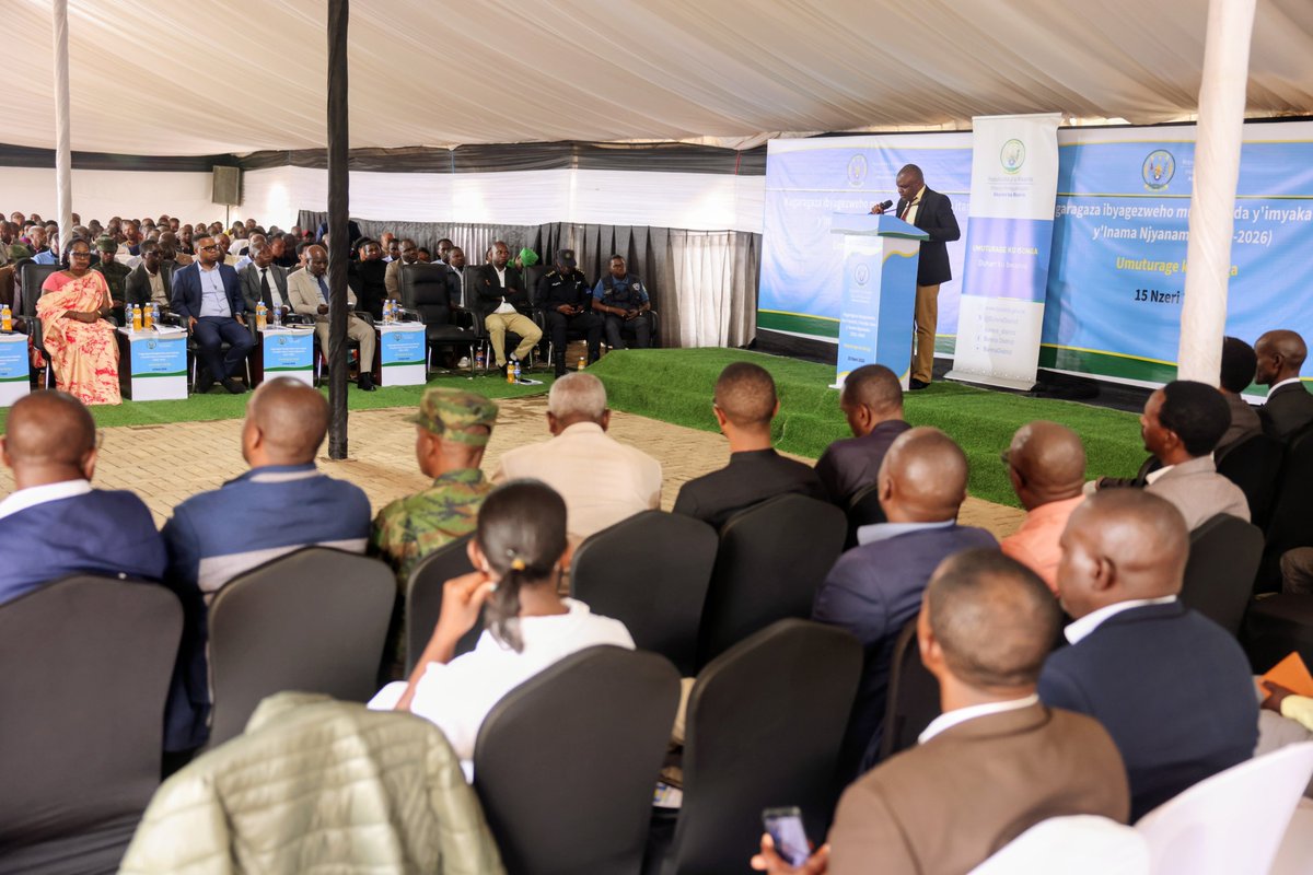 BureraDistrict's tweet photo. Guverineri @gahundemaurice yabwiye abagize Inama Njyanama ko manda irangira, ariko inshingano zo guteza imbere imibereho y'abaturage zihoraho; bityo, abatazagaruka muri izo nshingano bazakomeza gutanga umusanzu mu kubaka Igihugu bateza imbere imibereho y'abaturage. https://t.co/41tfWScwCN