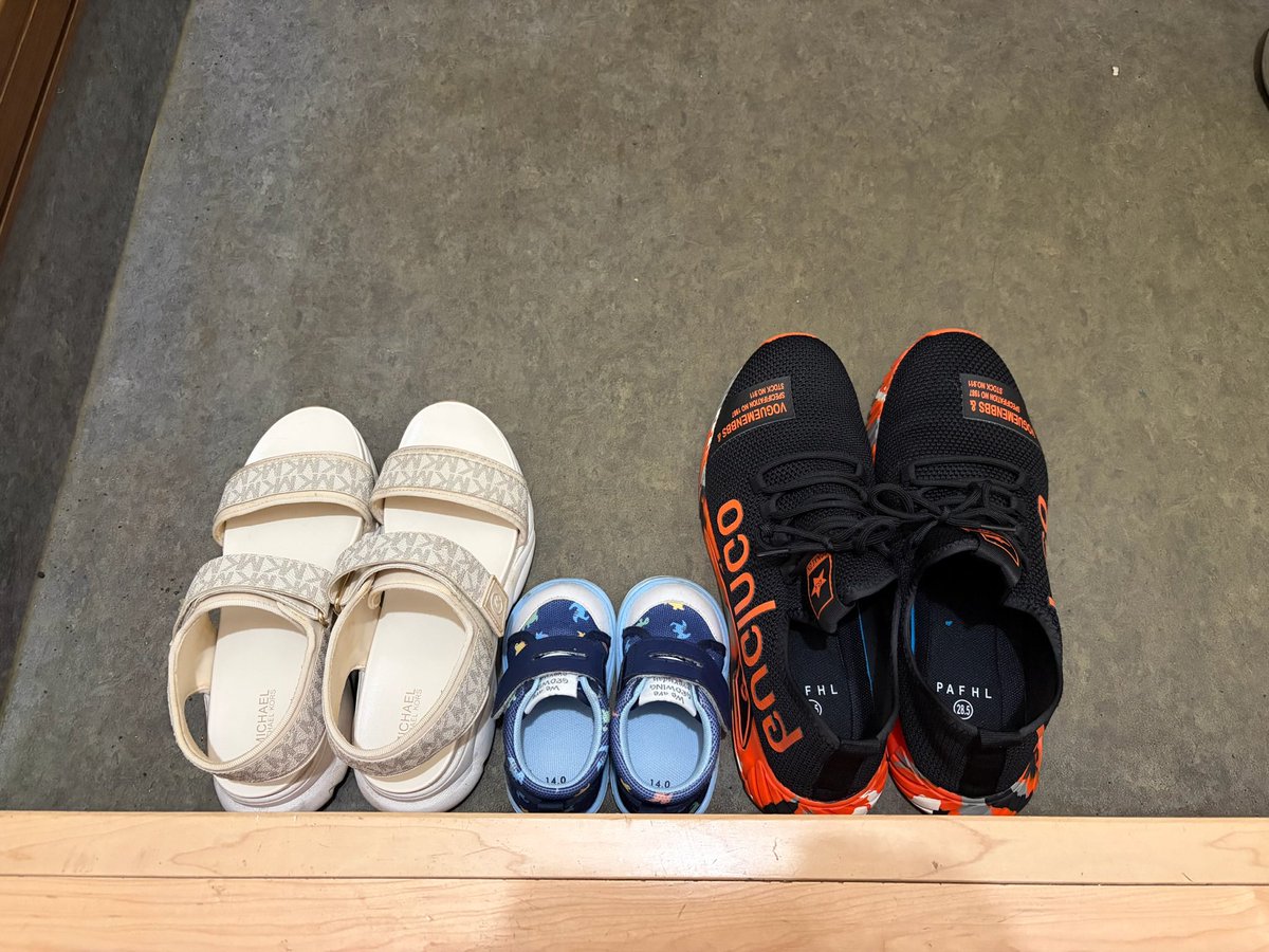 mimi_331013's tweet photo. 夫がプレゼントでくれたサンダルと私が購入した夫の安全靴と二人で購入した息子の靴👟些細な事でもすごく幸せ🥰

 #子供のいる暮らし  #家族時間  #1歳  #男の子ベビー https://t.co/vDlFVuLIKe