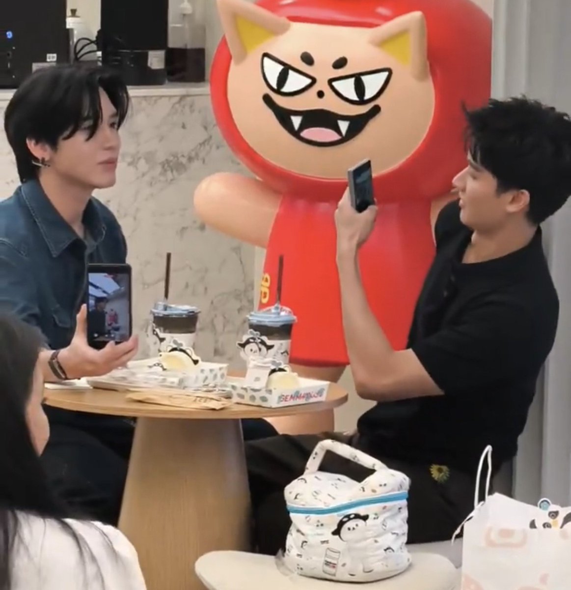 Aratox3's tweet photo. Tay @Tawan_V I don't have many wishes in my life, but please share that photo with us 🙏 Like man don't gatekeep this for once; be nice to us 😩 https://t.co/pL8jXwvle8