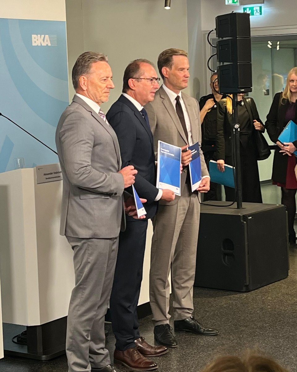 BDB_offiziell's tweet photo. Ich habe heute zusammen mit @BMI_BUND-Minister Dobrindt und BKA-Präsident Münch die Bundeslagebilder Rauschgift und Organisierte Kriminalität vorgestellt.Die 2.150 Menschen, die im vergangenen Jahr an Drogen gestorben sind, sind auch Opfer der Organisierten Kriminalität. https://t.co/5BwOKIBT11