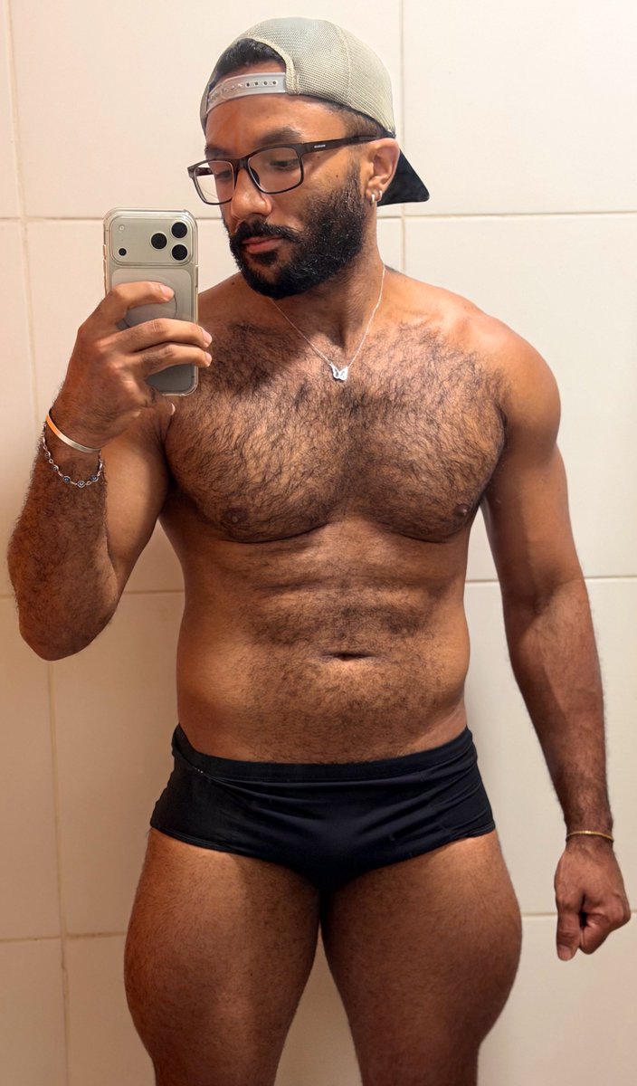 OAmurab's tweet photo. Fui trocar de roupa depois do treino e quando vi, levei uma sunga em vez de levar uma cueca…

Partiu trabalhar o resto do dia de sunga por baixo…
😅 https://t.co/153wHjYStj