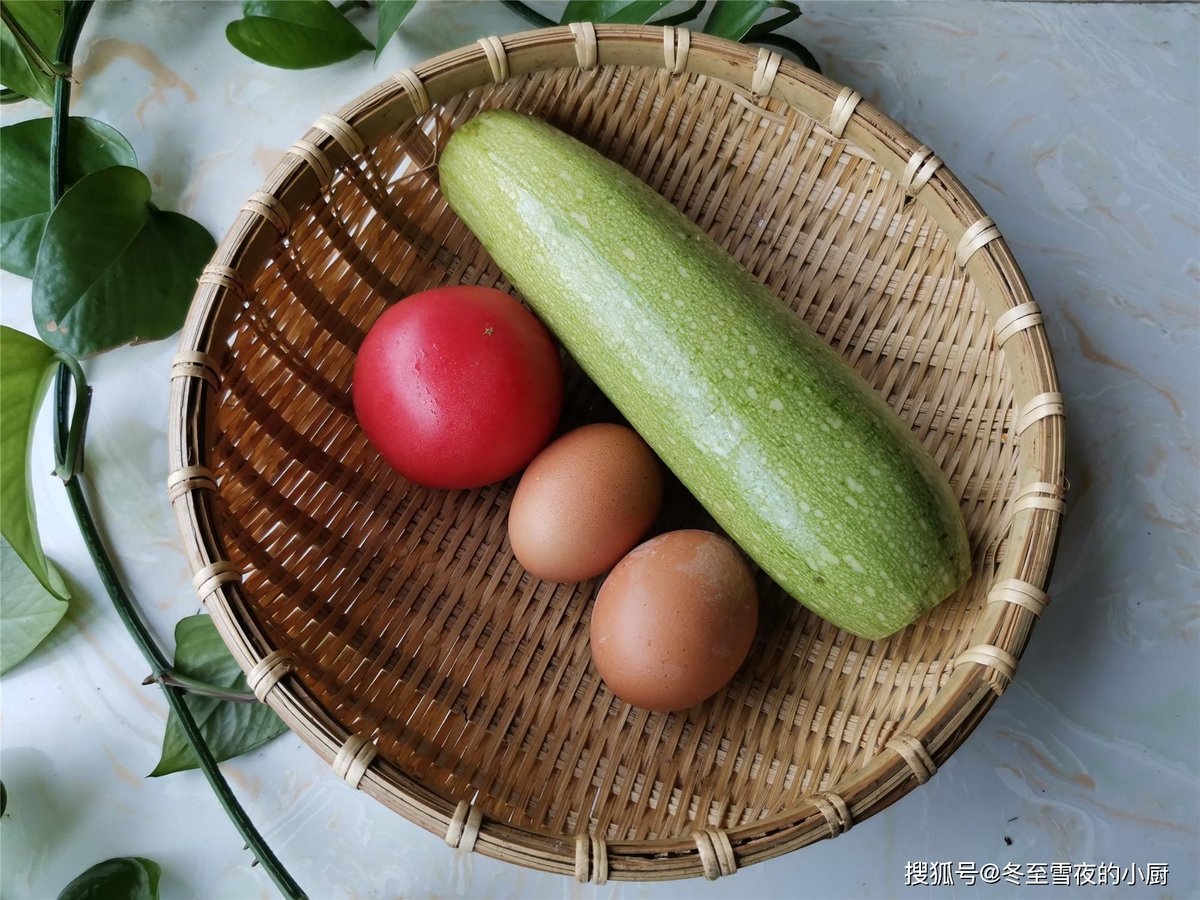 drean623472's tweet photo. Got a surplus of fresh veggies from my garden! Left a paper bag of tomatoes u0026 zucchini on the porch with a note—neighborly share makes every sunny day warmer ， https://t.co/Zhj5SG4Doh