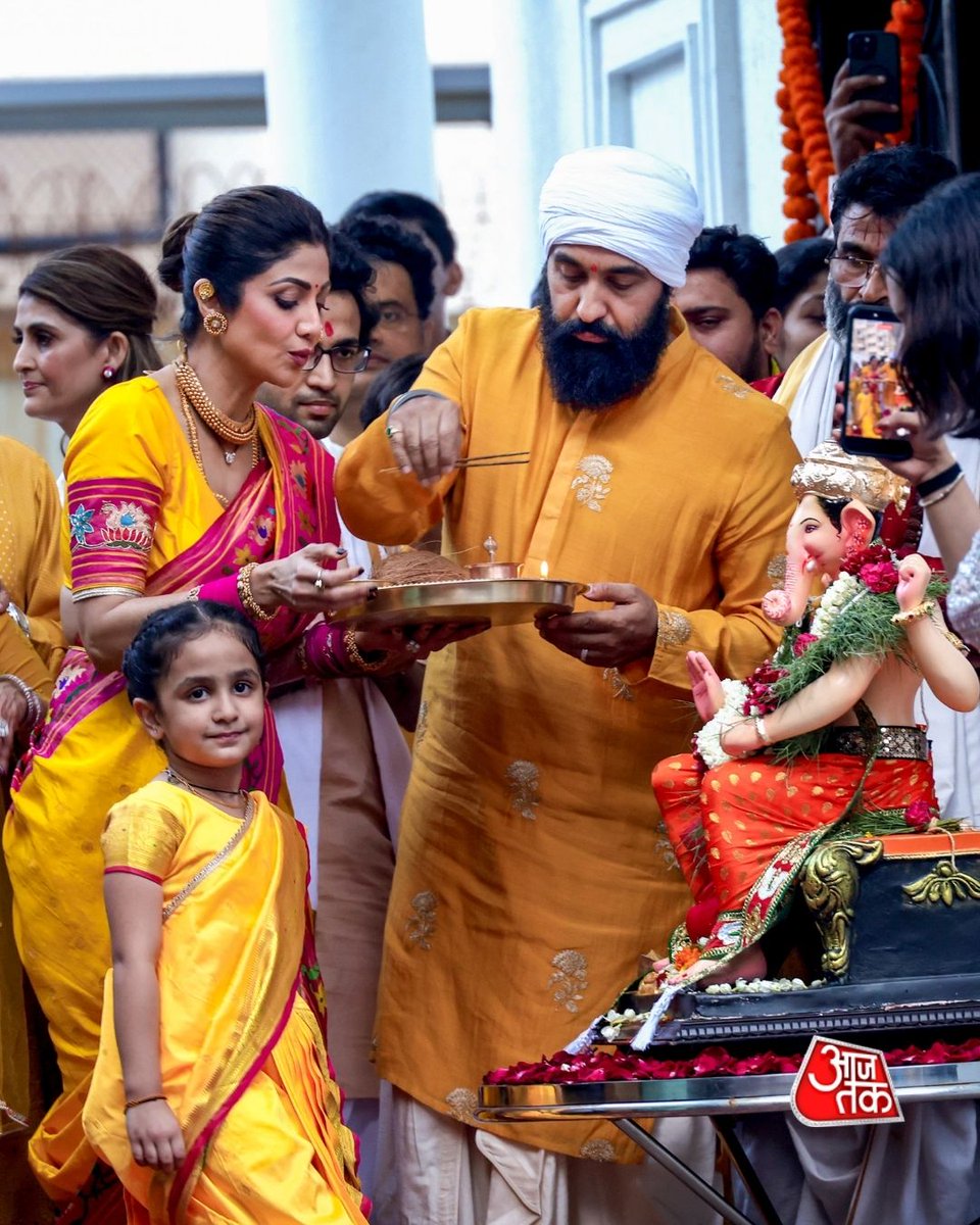 aajtak's tweet photo. शिल्पा शेट्टी ने अपने परिवार के साथ गणपति बप्पा को विदाई दी, और म्यूज़िक, डांस और ढोल की थाप के साथ विसर्जन सेलिब्रेशन में शामिल हुईं
#ShilpaShetty #GanpatiVisarjan #ShowMO #GanpatiBappa #GaneshChaturthi | #AajTakSocial | #ATPhotoblog| https://t.co/ojZ2NbxBAV