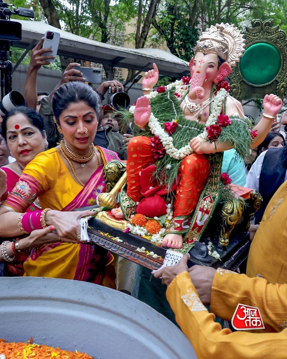 aajtak's tweet photo. शिल्पा शेट्टी ने अपने परिवार के साथ गणपति बप्पा को विदाई दी, और म्यूज़िक, डांस और ढोल की थाप के साथ विसर्जन सेलिब्रेशन में शामिल हुईं
#ShilpaShetty #GanpatiVisarjan #ShowMO #GanpatiBappa #GaneshChaturthi | #AajTakSocial | #ATPhotoblog| https://t.co/ojZ2NbxBAV