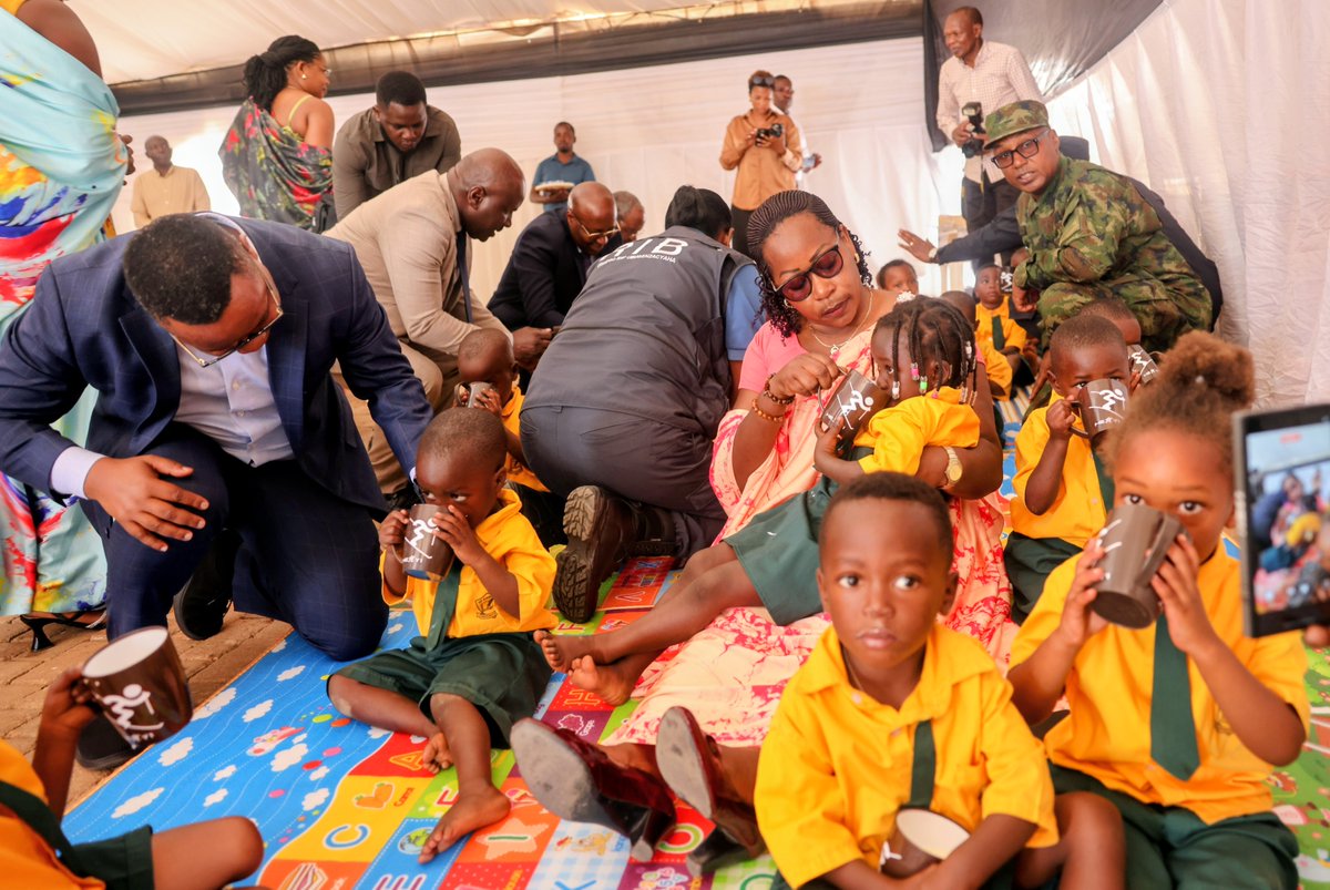 BureraDistrict's tweet photo. Muri iki gikorwa kandi, Abafatanyabikorwa b'Akarere bamuritse ibyo bakora. Mu byakiranze harimo kandi guha abana amata. https://t.co/1hTlNDUHwF