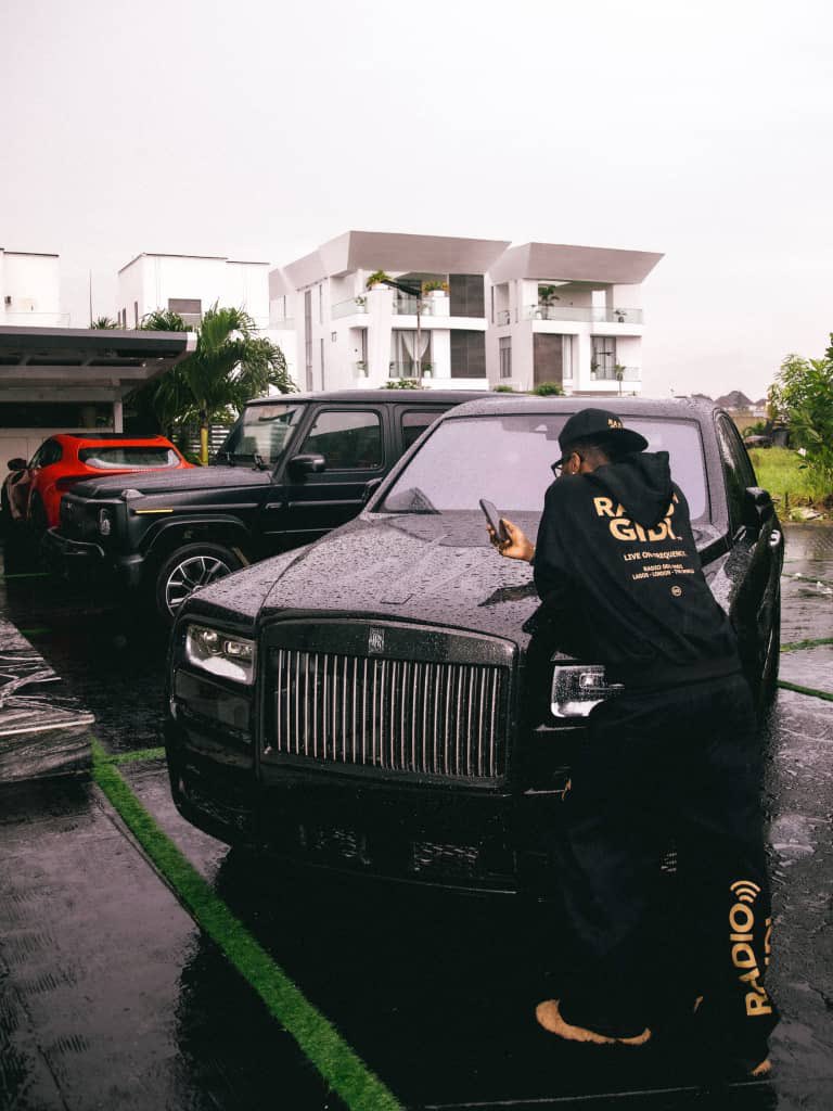D_GreatTife1's tweet photo. Kizz Daniel’s garage in 2019 vs 2026 🥶 https://t.co/6RvJsZP6A6