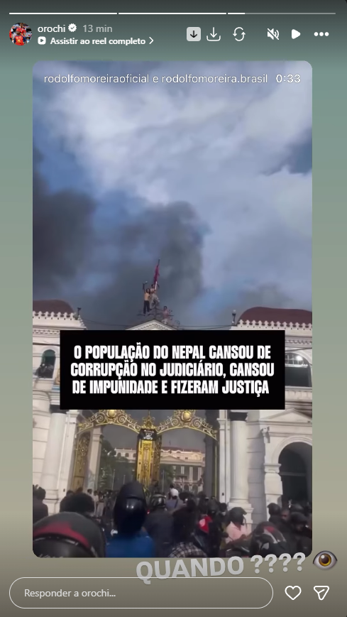 RapMais's tweet photo. 👀 OROCHI COMPARTILHA VIDEO DE REVOLTA POPULAR NO NEPAL E DEIXA PERGUNTA NO AR: “QUANDO????”

A publicação acontece em meio a um momento de forte tensão política no Brasil, com novas cobranças por transparência e responsabilização de autoridades.

Orochi não citou diretamente o país, mas o “QUANDO????” deixou no ar se o rapper estaria fazendo um paralelo com o cenário brasileiro.