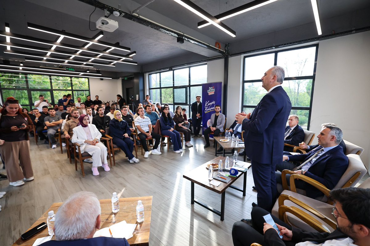 yunustever's tweet photo. AK Parti Grup Başkanvekilimiz Sayın Abdulhamit Gül’ün katılımıyla Sakarya Üniversitesi’nde düzenlenen Gençlerle Buluşma programındaydık.

Gelecek, inanan ve sorumluluk alan gençlerle birlikte şekilleniyor. Gençlerimizin heyecanı ve azmi motivasyonumuzu artırdı. 

Buluşmaya katkı sunan her bir genç kardeşime çok teşekkür ediyor, derslerinde başarılar diliyorum. #TürkiyeYüzyılıBuluşmaları 🇹🇷 @abdulhamitgul