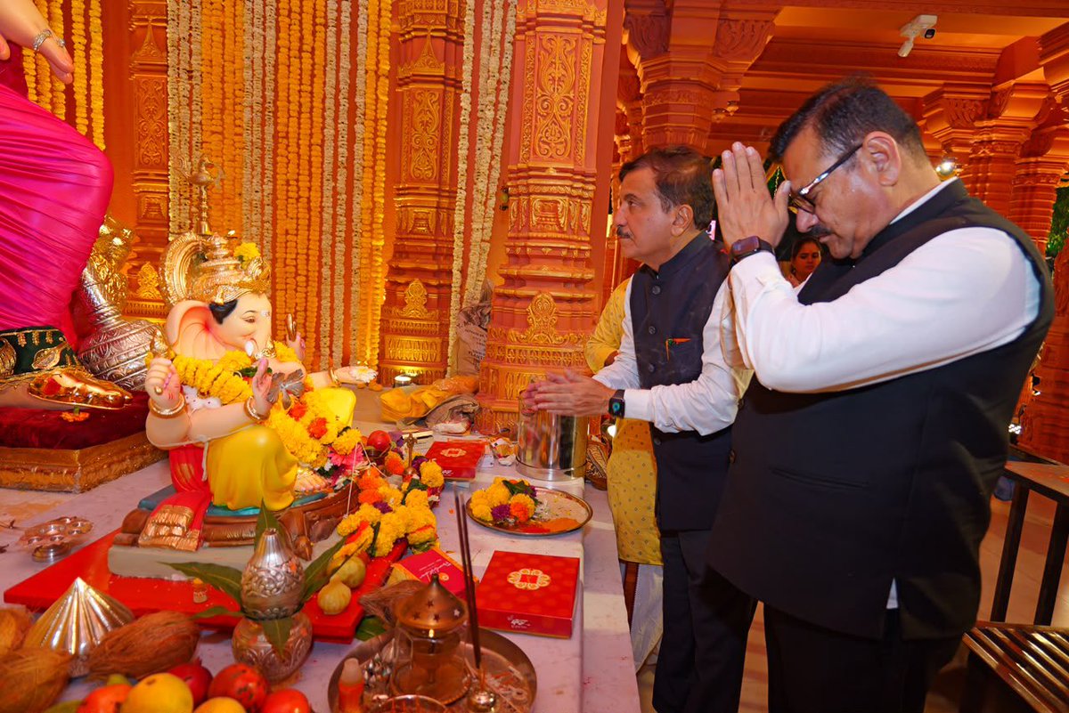 ShelarAshish's tweet photo. आमदार योगेश सागर आणि आमदार अतुल भातखळकर यांनी आमच्या गणरायाच्या चरणी नतमस्तक होत दर्शन घेतले.

#GanpatiBappaMorya #Ganeshotsav #GanpatiDarshan #AshishShelar https://t.co/hZY2vtfa1v