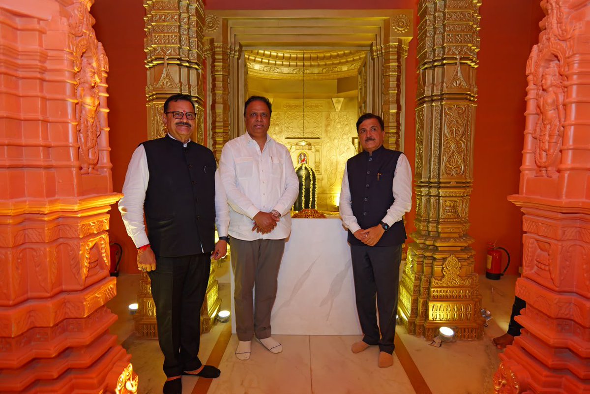ShelarAshish's tweet photo. आमदार योगेश सागर आणि आमदार अतुल भातखळकर यांनी आमच्या गणरायाच्या चरणी नतमस्तक होत दर्शन घेतले.

#GanpatiBappaMorya #Ganeshotsav #GanpatiDarshan #AshishShelar https://t.co/hZY2vtfa1v