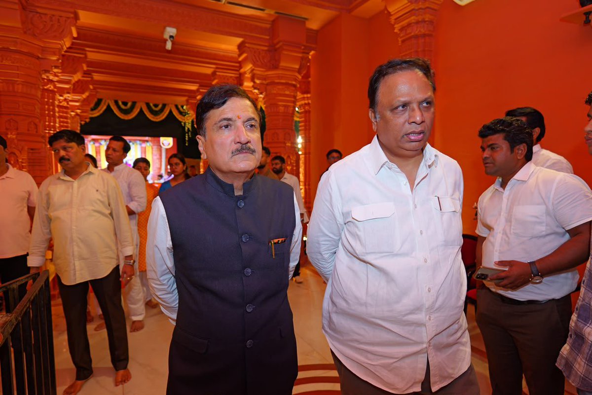 ShelarAshish's tweet photo. आमदार योगेश सागर आणि आमदार अतुल भातखळकर यांनी आमच्या गणरायाच्या चरणी नतमस्तक होत दर्शन घेतले.

#GanpatiBappaMorya #Ganeshotsav #GanpatiDarshan #AshishShelar https://t.co/hZY2vtfa1v