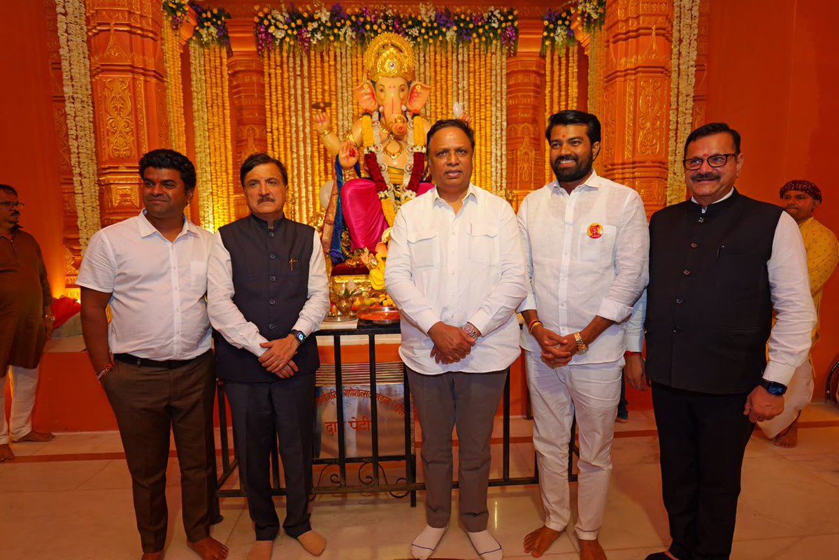 ShelarAshish's tweet photo. आमदार योगेश सागर आणि आमदार अतुल भातखळकर यांनी आमच्या गणरायाच्या चरणी नतमस्तक होत दर्शन घेतले.

#GanpatiBappaMorya #Ganeshotsav #GanpatiDarshan #AshishShelar https://t.co/hZY2vtfa1v