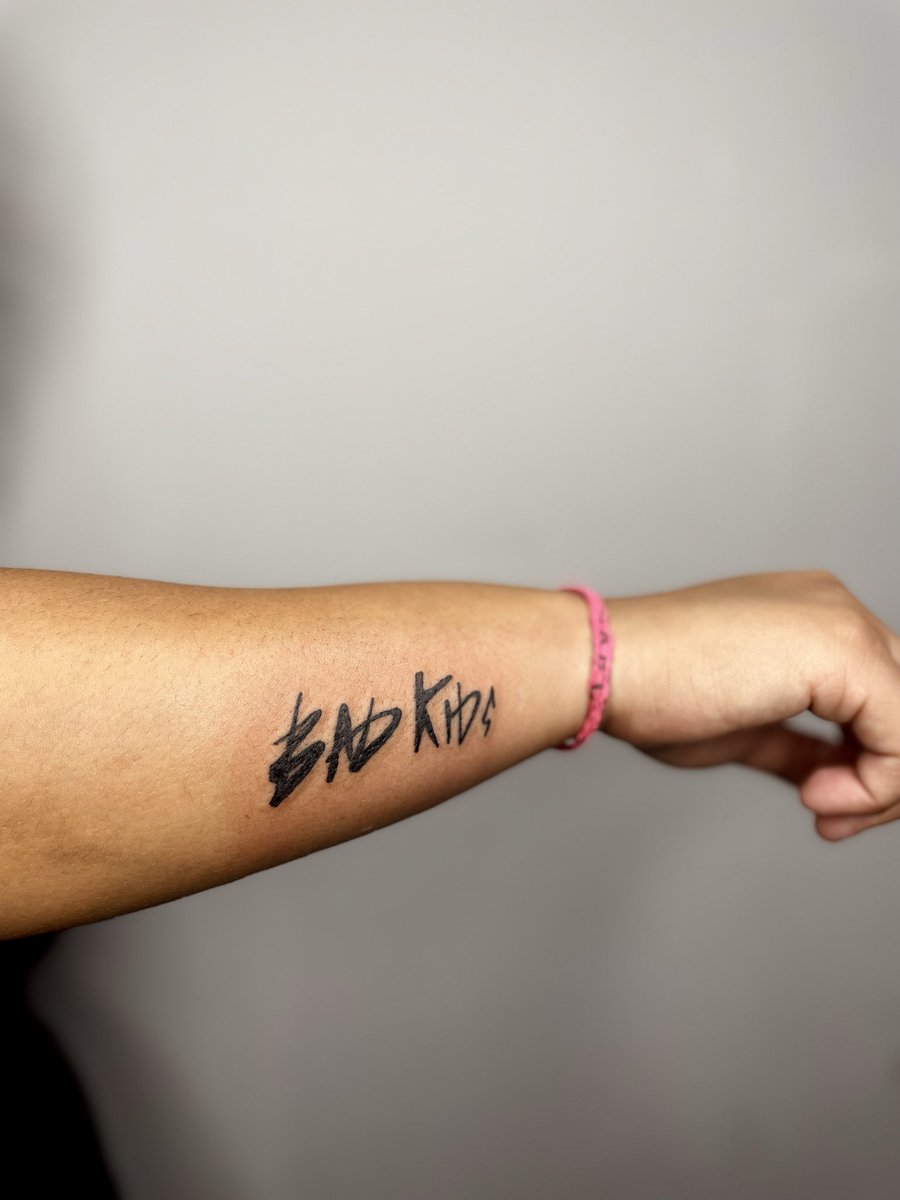 kit_kat_s2's tweet photo. e eu que tatuei uma Little Monster e fiquei apaixonada no resultado. Lady Gaga vc é gigante!🥺🖤 

Insta: kat_tattooist https://t.co/TGgUlQ72cF