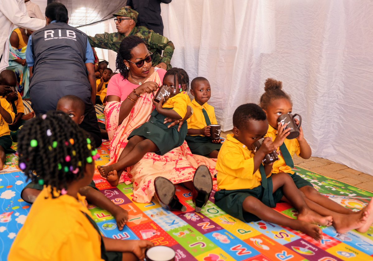 BureraDistrict's tweet photo. Muri iki gikorwa kandi, Abafatanyabikorwa b'Akarere bamuritse ibyo bakora. Mu byakiranze harimo kandi guha abana amata. https://t.co/1hTlNDUHwF