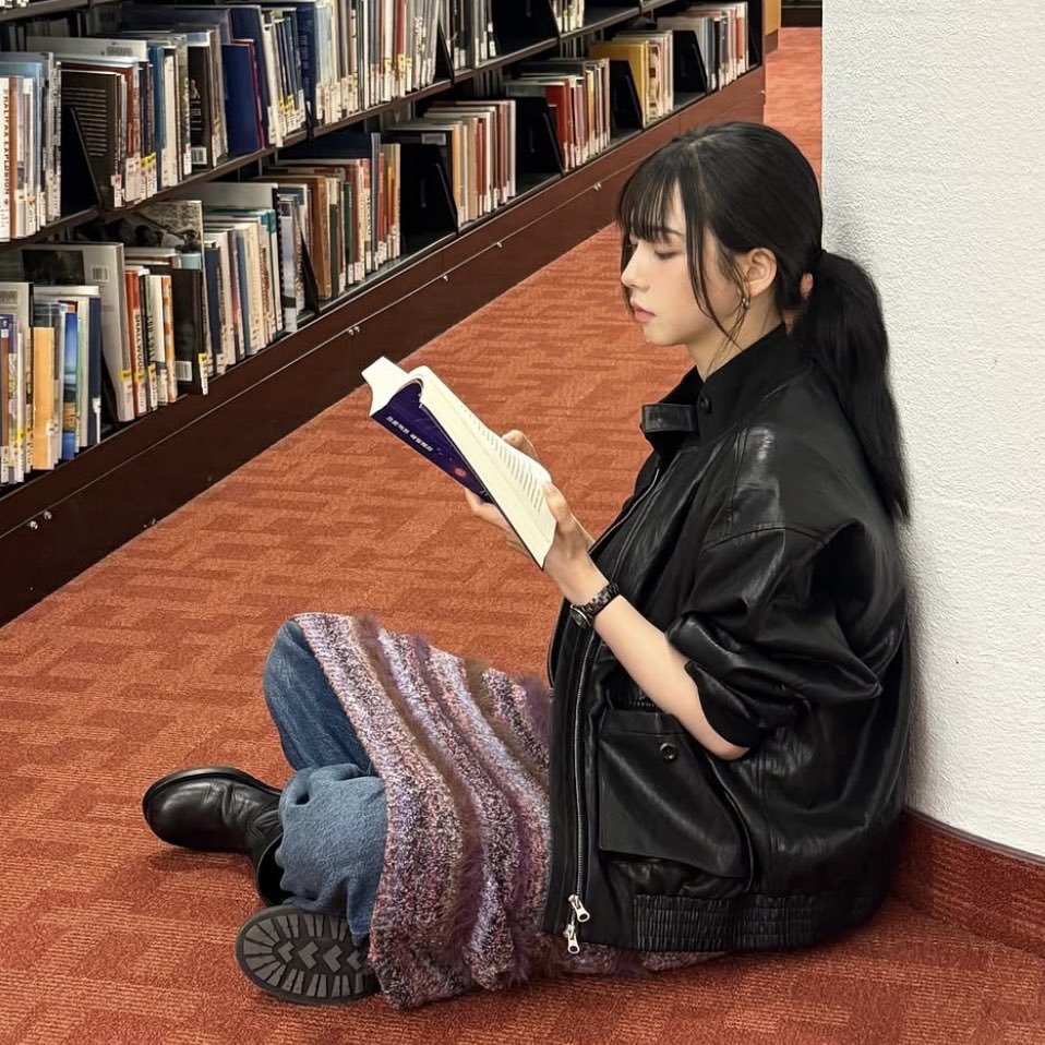 icurina's tweet photo. karina carrying project hail mary book with her around the city 😭 https://t.co/EgjYzZCuqS