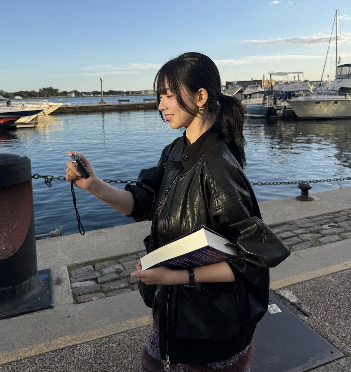icurina's tweet photo. karina carrying project hail mary book with her around the city 😭 https://t.co/EgjYzZCuqS