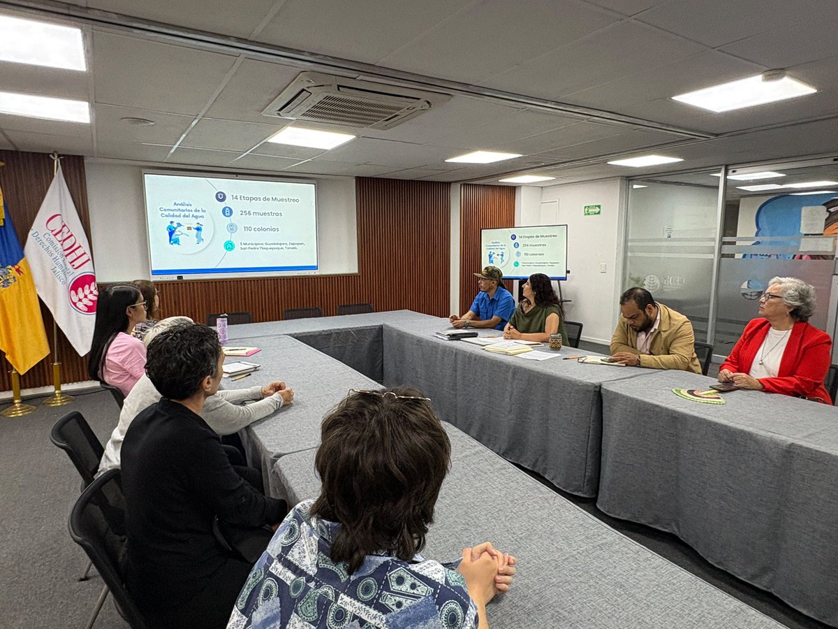 SiapaCorrupto's tweet photo. 🚰 #AlMomento | En estos momentos nos encontramos en la CEDHJ para ampliar la Queja Colectiva por el Agua 2234/2026, incorporando nuevas colonias afectadas por agua sucia y desabasto que no han sido incluidas en el descuento del 80%. https://t.co/iEZWdOIHVv