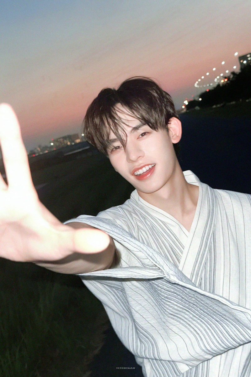 Toeyikx's tweet photo. Pretty boy under the night sky 🌙🌃✨ https://t.co/eVxTjD4Fwc