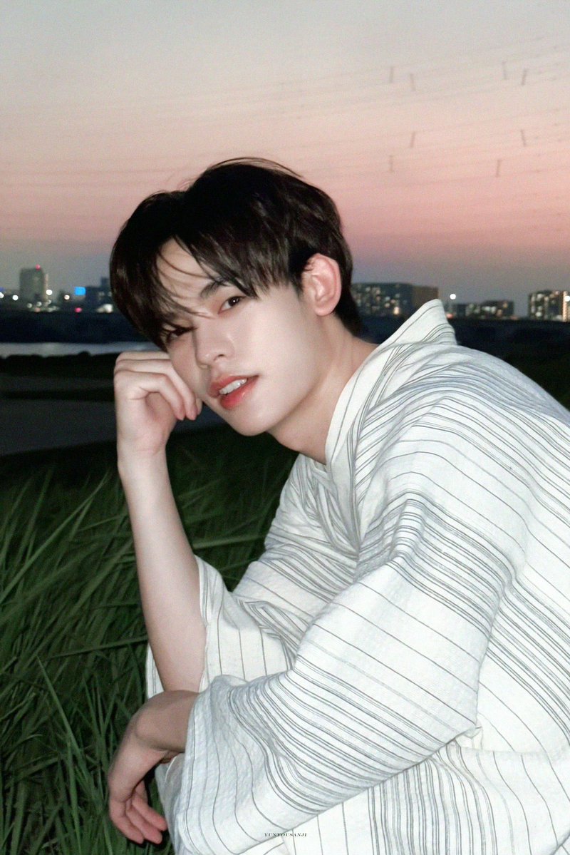Toeyikx's tweet photo. Pretty boy under the night sky 🌙🌃✨ https://t.co/eVxTjD4Fwc