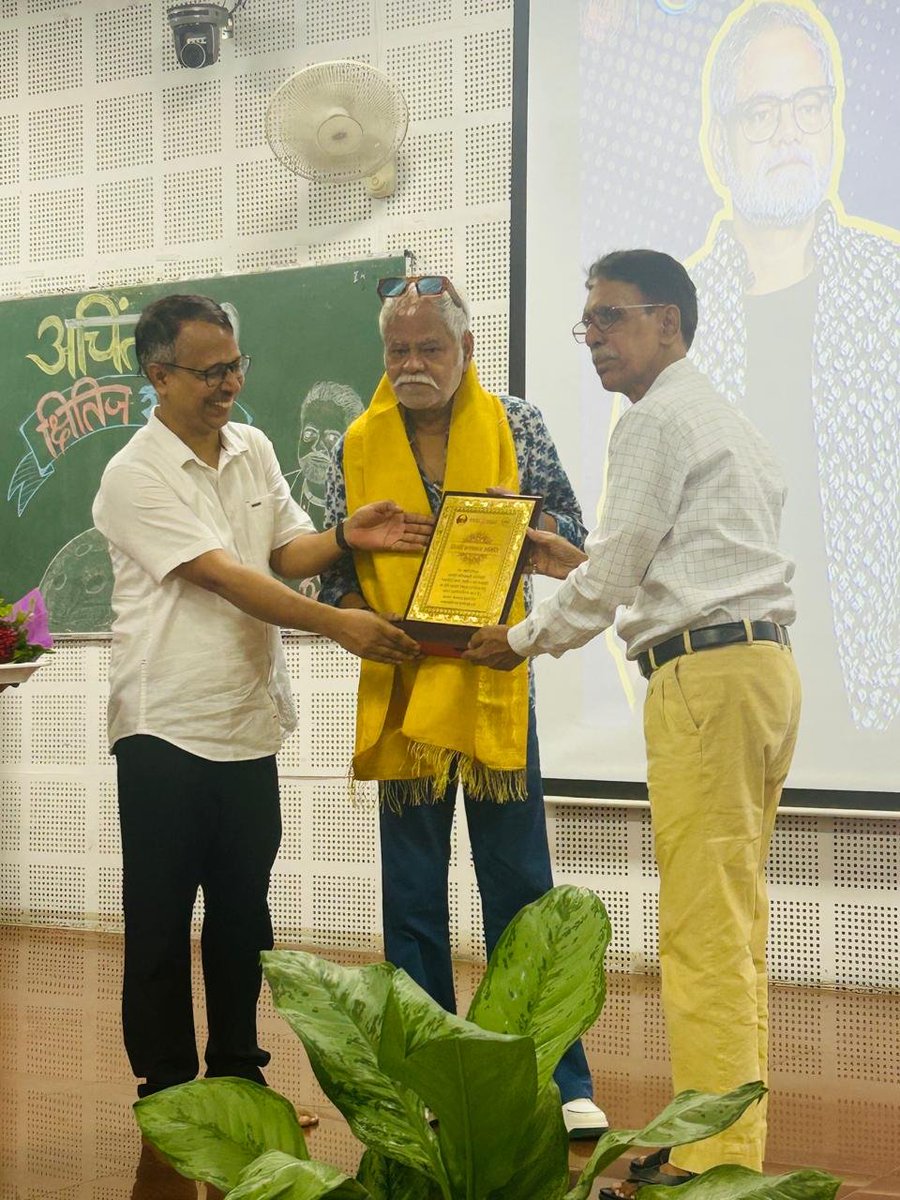 Director_ISc's tweet photo. @VCofficeBHU @bhupro @registrarbhu @DeanScienceBHU @studentsIScBHU विज्ञान संकाय के संकाय प्रमुख, प्रोफेसर अरुण देव सिंह ने मुख्य अतिथि का पुष्पगुच्छ और स्मृति चिह्न देकर सम्मान किया। इसी समारोह में पत्रिका अचिंत्य 6.0 का विमोचन भी संपन्न हुआ, जिसका शीर्षक "क्षितिज के परे" रहा। https://t.co/J4a9p5eekH