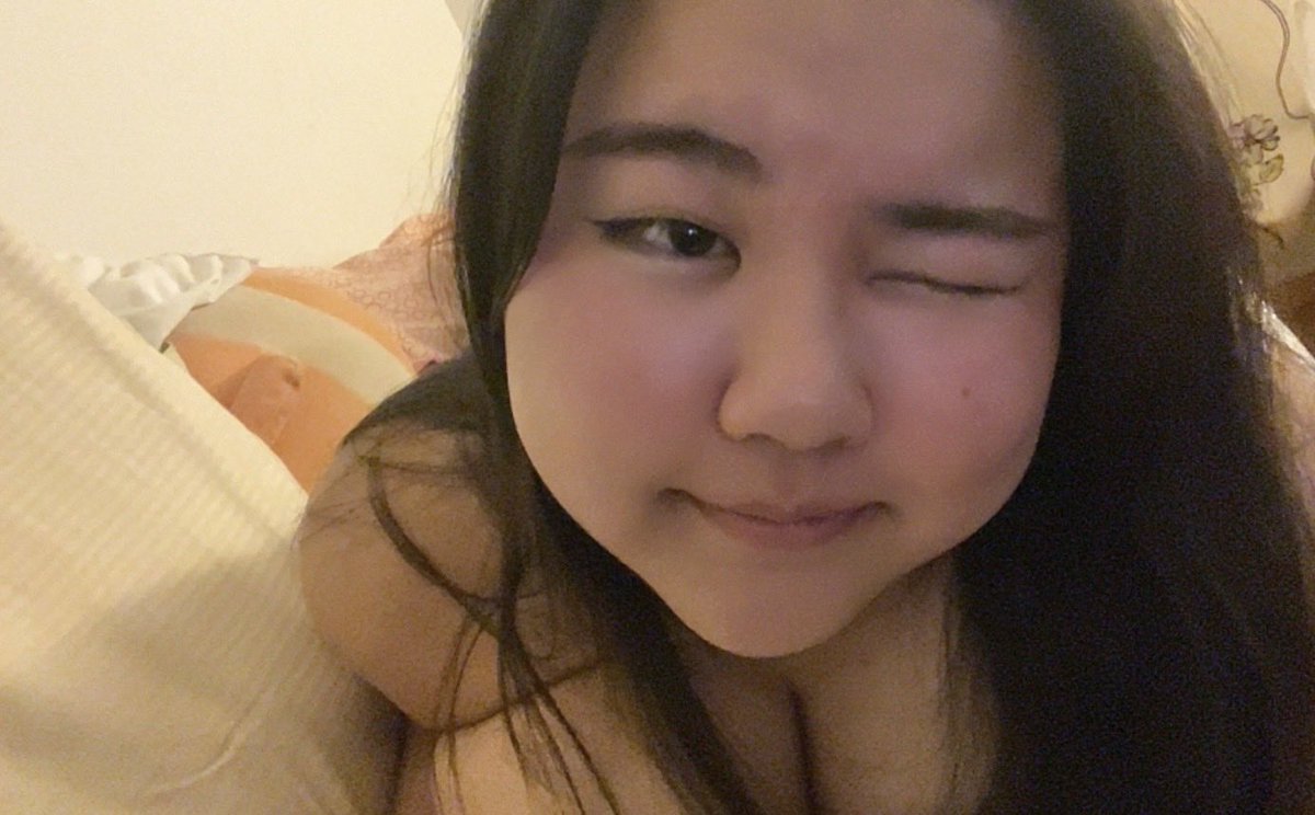 miiintuuu's tweet photo. Post-work bed rot <3 https://t.co/AGw5IXSZuk