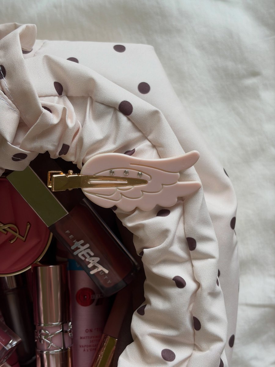 juanSemog's tweet photo. A makeup pouch filled with all things pink. @emijayinc @punchiess https://t.co/TLNbH5IZAc