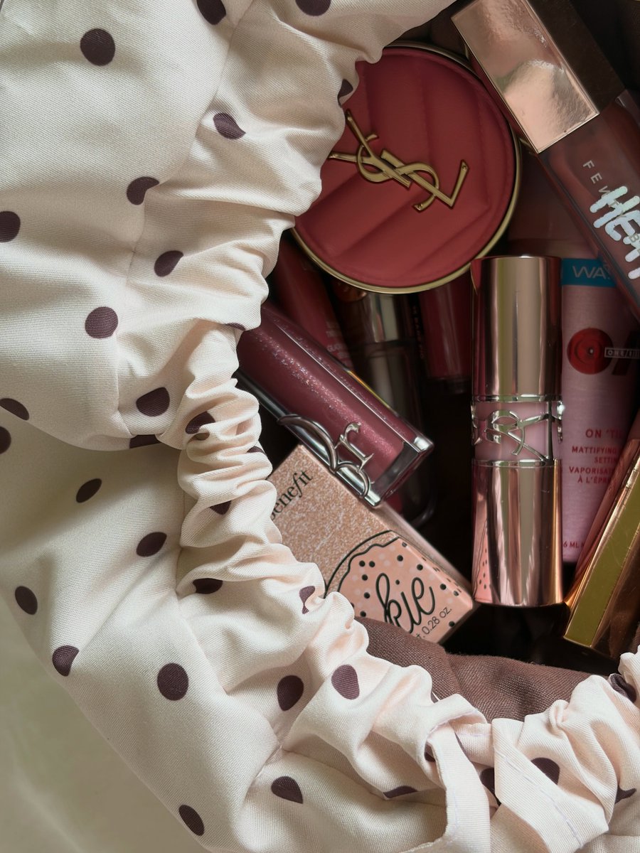 juanSemog's tweet photo. A makeup pouch filled with all things pink. @emijayinc @punchiess https://t.co/TLNbH5IZAc