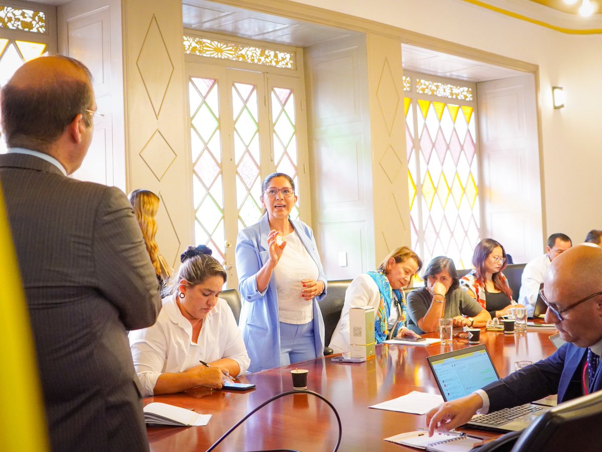 HildaGutiCD's tweet photo. La voz de las comunidades tiene que llegar donde se toman las decisiones. Por eso, convocamos esta mesa de trabajo con el viceministro del Interior @MinInterior, Carlos Eduardo Gechem, y representantes de las organizaciones comunales de distintos departamentos del país. 🤝🏻⛰️

Quienes están en los barrios y veredas conocen mejor que nadie las necesidades de sus territorios. Desde el Congreso seguiremos abriendo estos espacios de diálogo para escucharlos, gestionar soluciones y convertir sus propuestas en acciones concretas. 🇨🇴