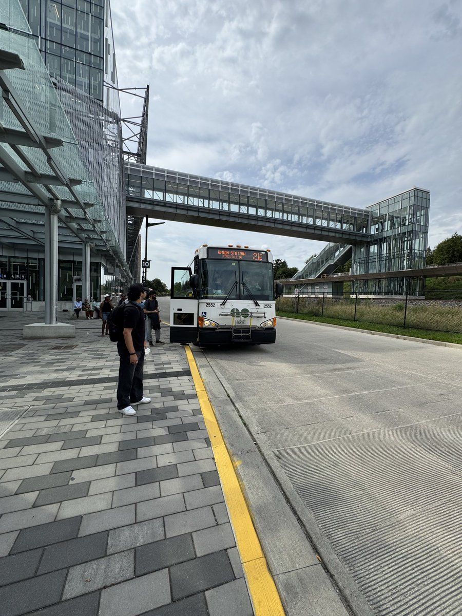 KTMRider1989's tweet photo. 12:55pm 21E to union, driver stopped at bay 10 instead of bay 11 causing confusion. 

Also adamant when suggested to stop at correct bay. 
@GOtransit https://t.co/ndLJ9W39jF