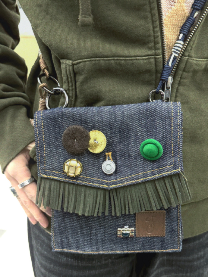 ARIKAHS1's tweet photo. Turn an old denim jacket into a trendy crossbody bag in 10 mins! No sewing needed—just cut u0026 repurpose. #UpcycleDIY， https://t.co/ZykBHcAXsS