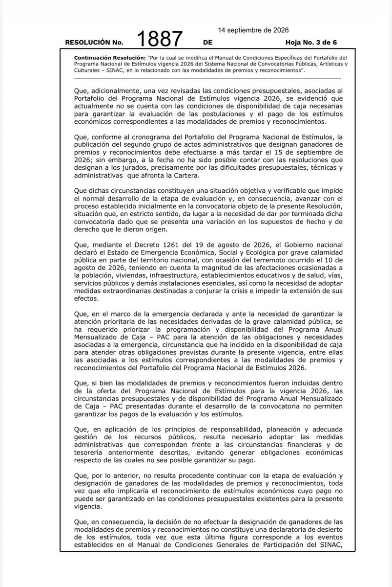 KadamaniYannai's tweet photo. Por primera vez en 27 años, el @mincultura no entregará los Premios y Reconocimientos del Portafolio del Programa Nacional de Estímulos. La Resolución 1887 expedida por la nueva administración, determina que en 2026 no se designarán ganadores ni se asignarán los estímulos económicos correspondientes. 
De la justificación se concluye que estan desarmando deliberadamente el puente y luego concluyendo que cruzar el río es imposible:

1. No hay personal para evaluar.
Pidieron renuncias a los funcionarios de libre nombramiento, no renovaron contratos de prestación de servicio; desmantelan equipos y ahora utilizan esa incapacidad provocada por las propias decisiones administrativas como argumento para suspender el programa. 
Los funcionarios y contratistas no son “burocracia”, son quienes diseñan, evalúan, administran y ejecutan las políticas públicas. Destruir esos equipos significa destruir la institución.

2. Se argumenta falta de flujo de caja.
Pero si los recursos fueron apropiados para el Ministerio de Culturas dentro del presupuesto nacional 2026, ¿cómo puede la falta de liquidez convertirse en argumento para incumplir la continuidad de programas emblematicos del Ministerio de Culturas y compromisos previamente establecidos? 

3. Se invoca la emergencia provocada por el terremoto.
Por supuesto que una emergencia nacional exige respuesta estatal. Lo cuestionable es que dejen al sector cultural sin  presupuesto, redireccionando la inversion a otros sectores o a reconstruir iglesias y catedrales.

No hace falta cerrar formalmente un Ministerio para acabar con él; basta con quitarle progresivamente presupuesto, talento humano, capacidad técnica e instrumentos de política pública. Primero los recursos, Luego los equipos, después los programas. Después de 27 años, ¿Estamos ante una decisión coyuntural de presupuesto o ante el desmantelamiento progresivo de la política cultural del Estado?