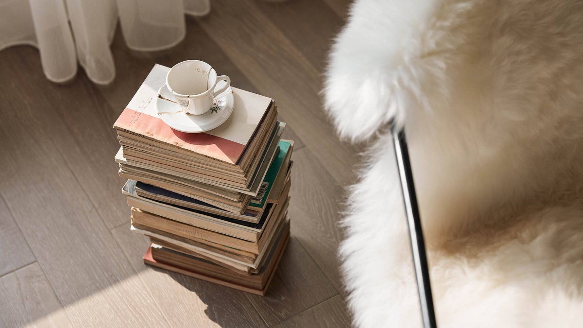 naortiz5's tweet photo. Cozy rainy Sunday = me, fuzzy socks, a steamy mug of hot cocoa, and my favorite book. Pure bliss at home. https://t.co/X0uFyyZPt4