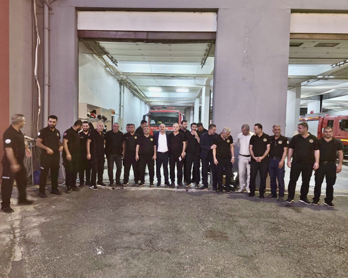 Seydi_eyyupoglu's tweet photo. Büyükşehir Belediyesi İtfaiye Daire Başkanlığımızı ziyaret ederek fedakar personelimizle bir araya geldik. Canla başla görev yapan tüm kahramanlarımıza misafirperverlikleri için teşekkür eder, çalışmalarında kolaylıklar dileriz. 🚒👨‍🚒 #İtfaiye https://t.co/baZvVmaoiv