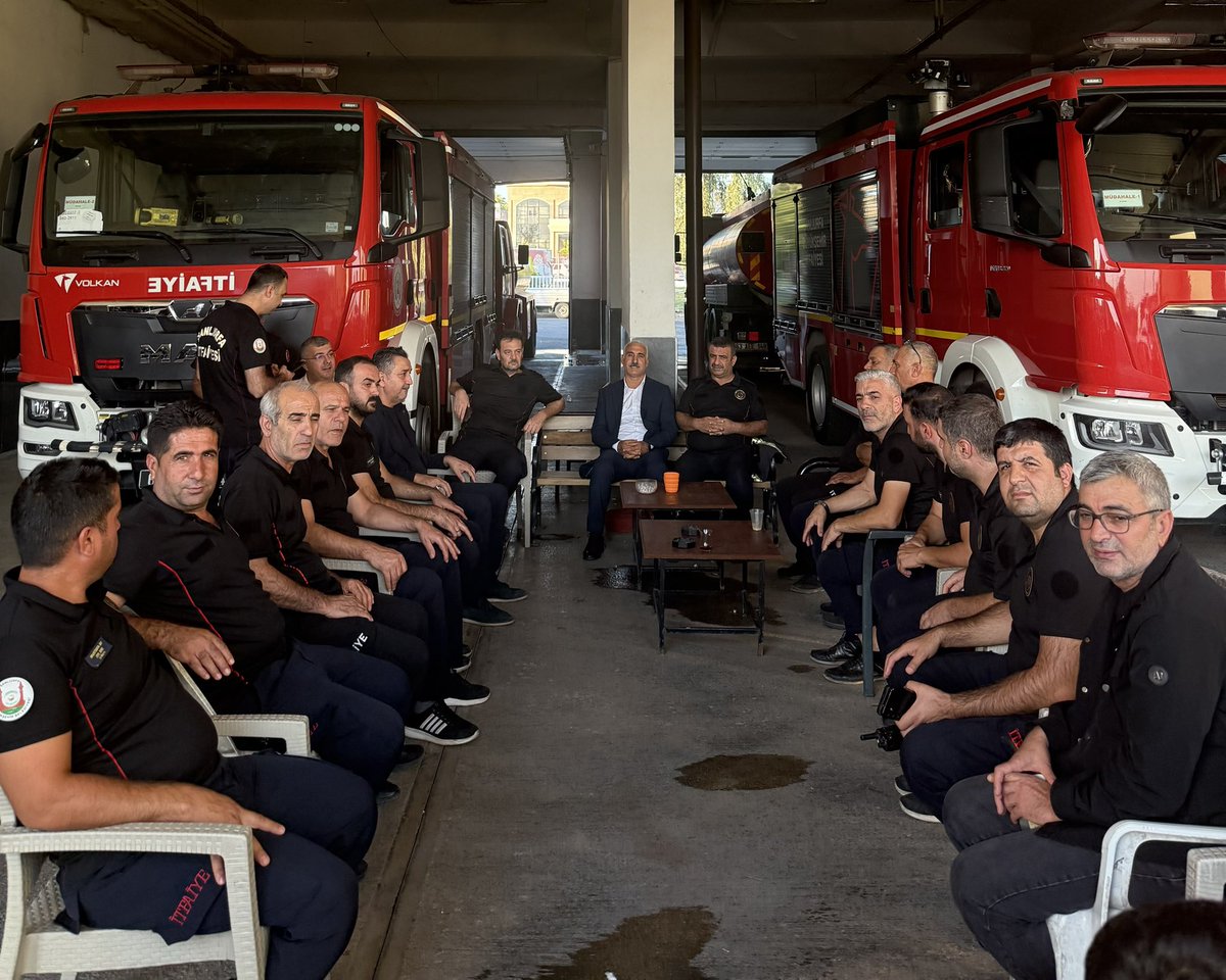 Seydi_eyyupoglu's tweet photo. Büyükşehir Belediyesi İtfaiye Daire Başkanlığımızı ziyaret ederek fedakar personelimizle bir araya geldik. Canla başla görev yapan tüm kahramanlarımıza misafirperverlikleri için teşekkür eder, çalışmalarında kolaylıklar dileriz. 🚒👨‍🚒 #İtfaiye https://t.co/baZvVmaoiv