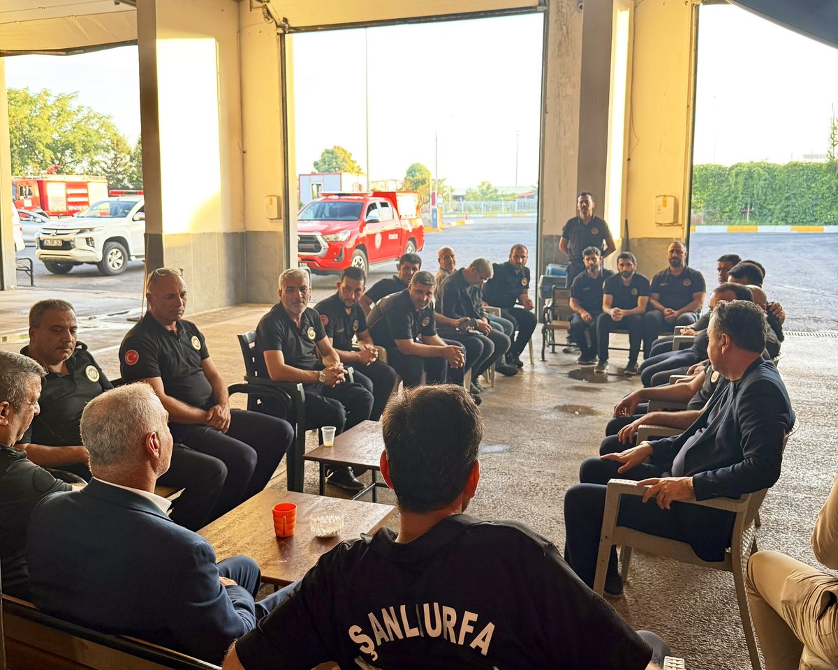 Seydi_eyyupoglu's tweet photo. Büyükşehir Belediyesi İtfaiye Daire Başkanlığımızı ziyaret ederek fedakar personelimizle bir araya geldik. Canla başla görev yapan tüm kahramanlarımıza misafirperverlikleri için teşekkür eder, çalışmalarında kolaylıklar dileriz. 🚒👨‍🚒 #İtfaiye https://t.co/baZvVmaoiv