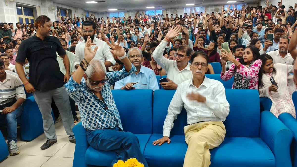 DeanScienceBHU's tweet photo. @Director_ISc @VCofficeBHU @bhupro @registrarbhu @studentsIScBHU “जरूरी है आप बढ़िए, लेकिन अपनी जमीन मत छोड़िए। पढ़ाई को टेंशन में मत लो। अपने जमीन को जानिए।”-संजय मिश्रा
मातृभाषा और संस्कृति से जुड़ने की बात करते हुए उन्होंने कहा कि निर्देशक भी मातृभाषा के जरिए अपनी संस्कृति से जुड़ता है।
उनका संदेश साफ था, आगे बढ़ो, लेकिन अपनी जड़ें मत छोड़ो https://t.co/tHeHny5HeE