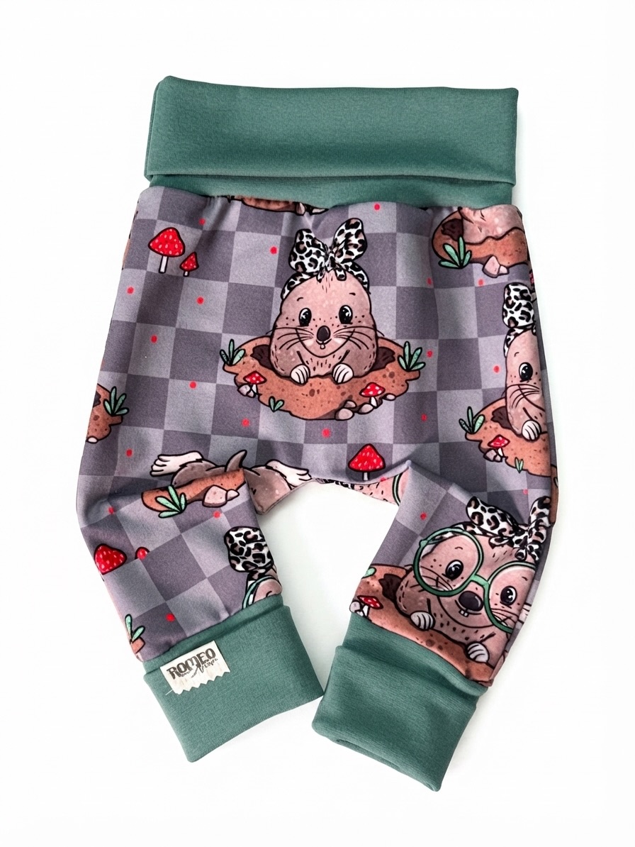 marcelobrunodes's tweet photo. Neu im Etsyshop: Mitwachshosen von Gr. 62-80 bis 98-116. Über 3 bis 4 Größen tragbar, ohne ständig neu kaufen zu müssen. Echte, selbstgenähte Kleidung auf KI-generiertem Hintergrund. Werbung https://t.co/5iqGTIqRhI