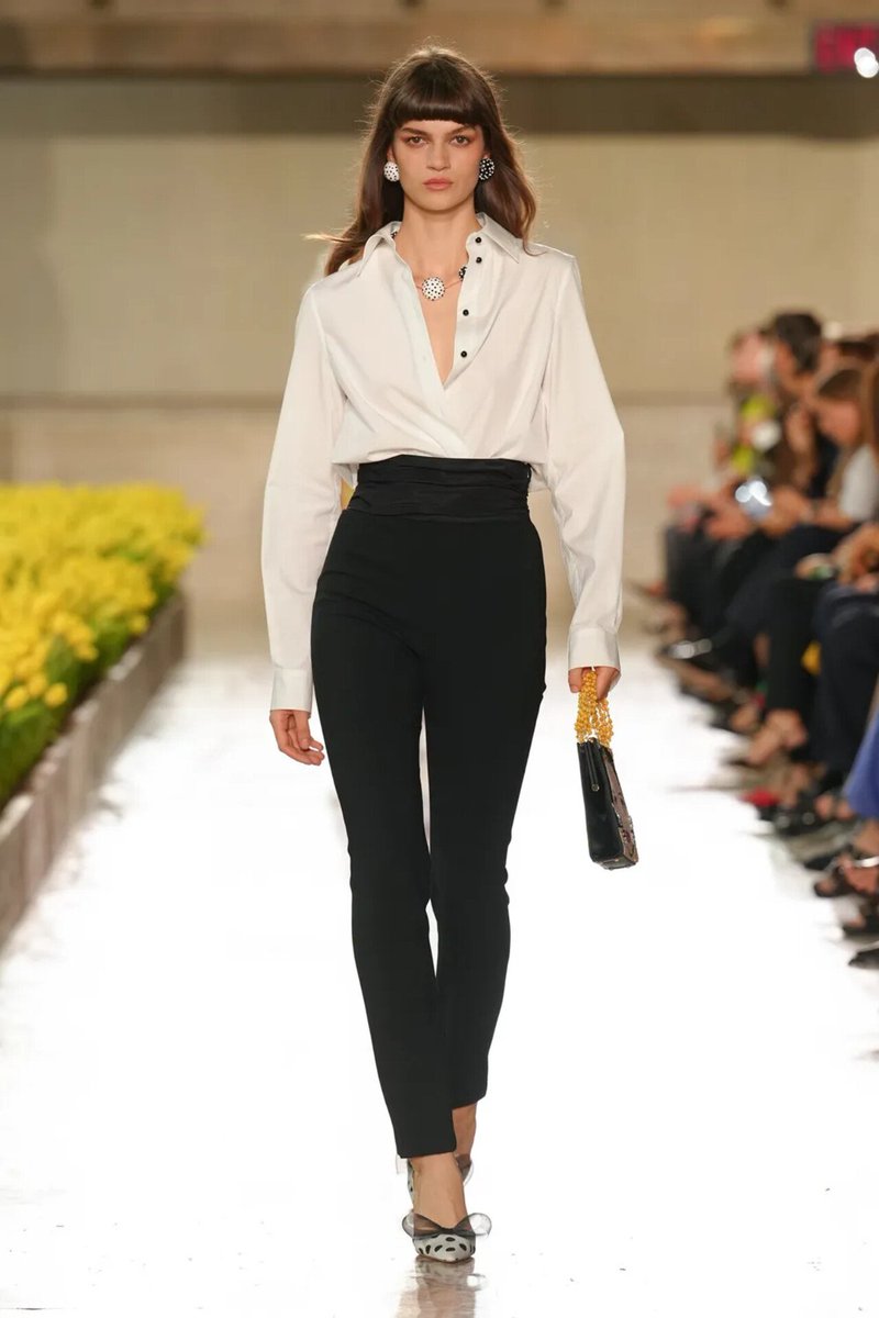 LadymiaMicky's tweet photo. Sfilata Spring Summer 27 Carolina Herrera @HouseofHerrera #CarolinaHerrera #SpringSummer27 #moda #outfit #look #fashion #fashionstyle #style #fashionista #trendy #tendenza #glam #glamour #musthave ππβ€οΈ https://t.co/bvMhN1F7Yw