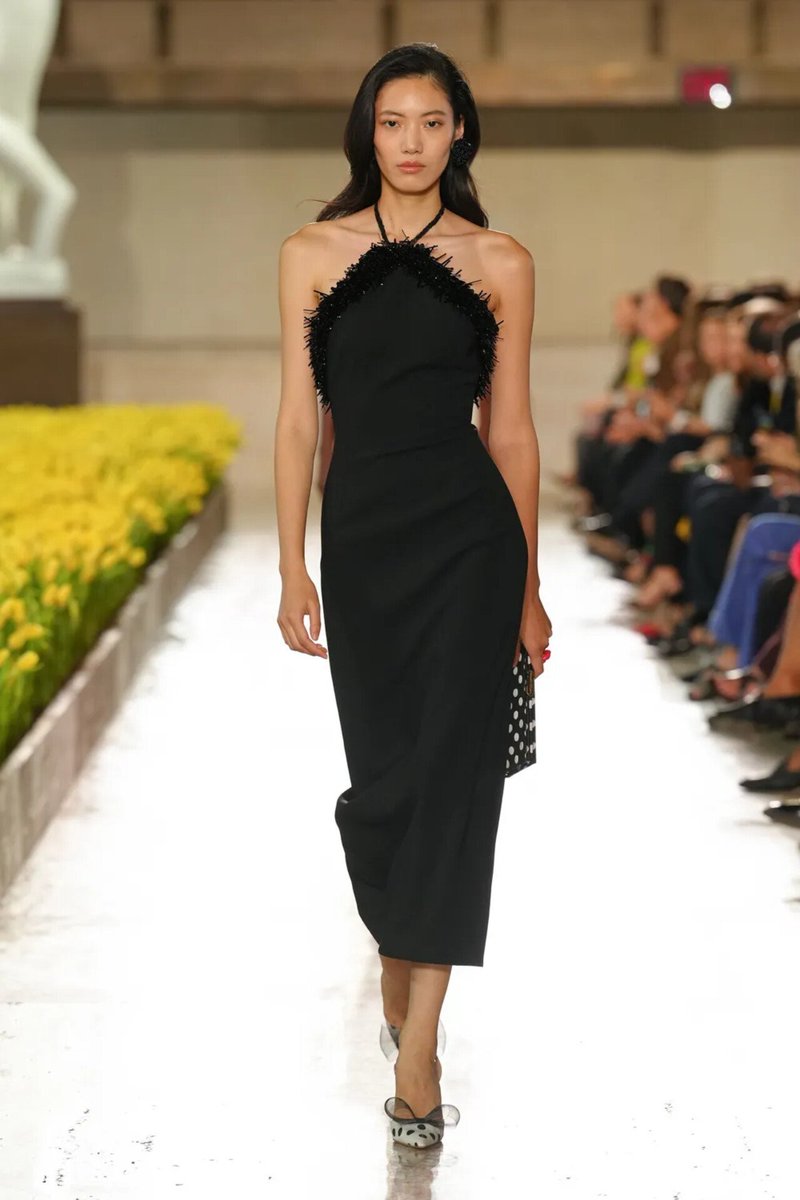 LadymiaMicky's tweet photo. Sfilata Spring Summer 27 Carolina Herrera @HouseofHerrera #CarolinaHerrera #SpringSummer27 #moda #outfit #look #fashion #fashionstyle #style #fashionista #trendy #tendenza #glam #glamour #musthave ππβ€οΈ https://t.co/bvMhN1F7Yw