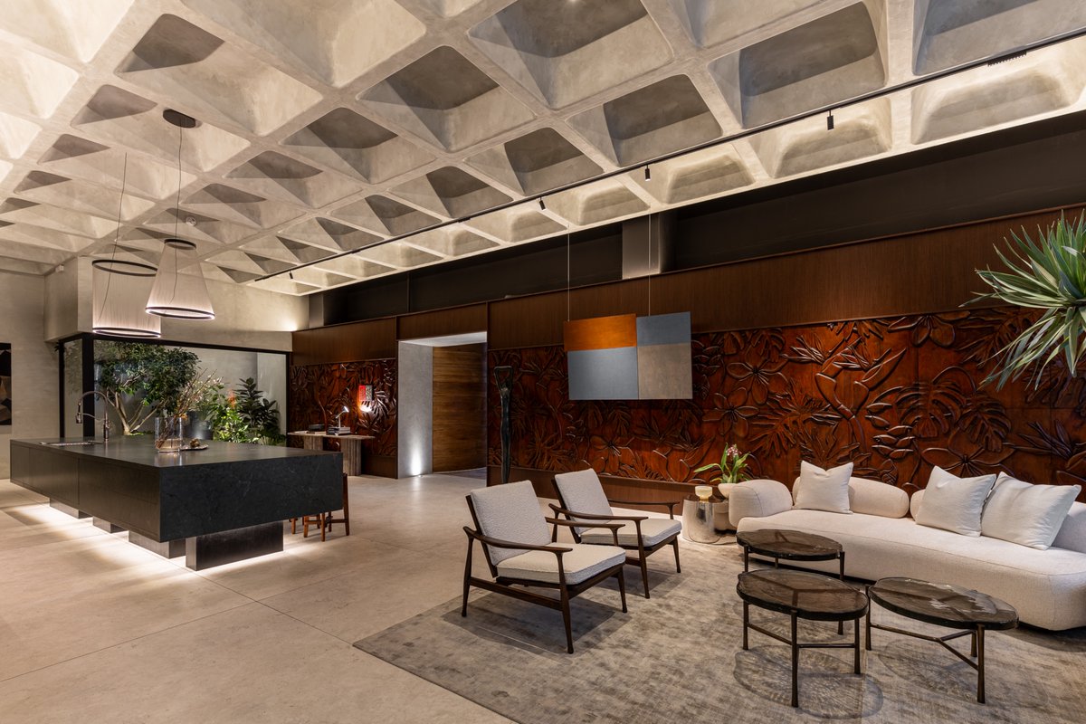 CASACORPERU's tweet photo. En este loft  los materiales hablan con claridad.

Un gran mural de madera tallada a mano recibe al visitante. Más que un revestimiento, funciona como una pieza artística que introduce movimiento y profundidad. 

Loft Mid-Century por Raúl Arróspide para CASACOR Perú 2026. https://t.co/vnuWUbtx2V