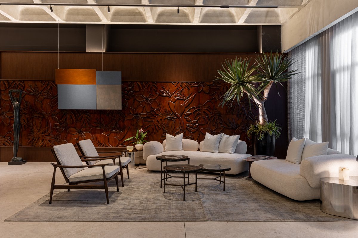 CASACORPERU's tweet photo. En este loft  los materiales hablan con claridad.

Un gran mural de madera tallada a mano recibe al visitante. Más que un revestimiento, funciona como una pieza artística que introduce movimiento y profundidad. 

Loft Mid-Century por Raúl Arróspide para CASACOR Perú 2026. https://t.co/vnuWUbtx2V
