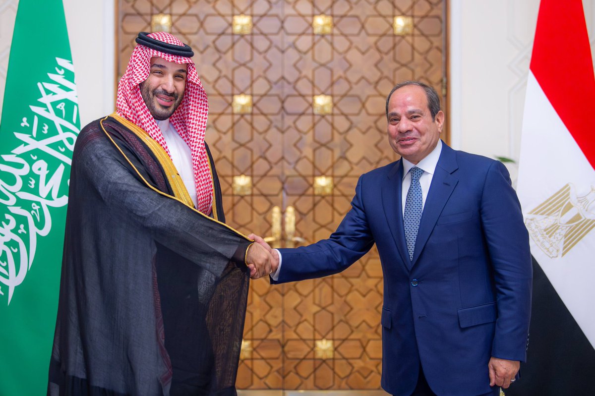 faihan_albaqami's tweet photo. تستوقفني التفاصيل في المشاهد الرسمية أكثر من العناوين؛ فأقرأها دائمًا من زاوية اتصالية.

استقبل فخامة الرئيس المصري عبدالفتاح السيسي سمو سيدي ولي العهد عند سُلَّم الطائرة؛ وفي العُرف الدبلوماسي، فإن استقبال رئيس الدولة بنفسه لضيفه يحمل دلالة واضحة على مستوى الحفاوة ومكانة الضيف.

لكن ما لفتني أكثر كان في تفاصيل المصافحة، كفٌّ تصافح كفًّا، ويدٌ على الذراع، وحديثٌ مستمر، فيما ظلّت اليدان متشابكتين. 

في كثير من المصافحات الرسمية، يتوقف الحديث للحظات أمام الكاميرات، أما هنا فلم ينقطع الحديث.

ولموضع اليد دلالته أيضًا؛ فاليد على الذراع بشكل متبادل ومن دون تكلّف، تحمل لغة تجمع بين الألفة والاحترام، وبين الأخوّة والندّية في آن واحد.

هكذا بدت المصافحة جزءًا من حديث لم ينقطع، لا مجرد لحظة لالتقاط صورة.

فبعض الصور تتحدث عن نفسها؛ وهذه اللقطات تعكس علاقة راسخة بين بلدين شقيقين.

#محمد_بن_سلمان_في_مصر 🇪🇬🇸🇦