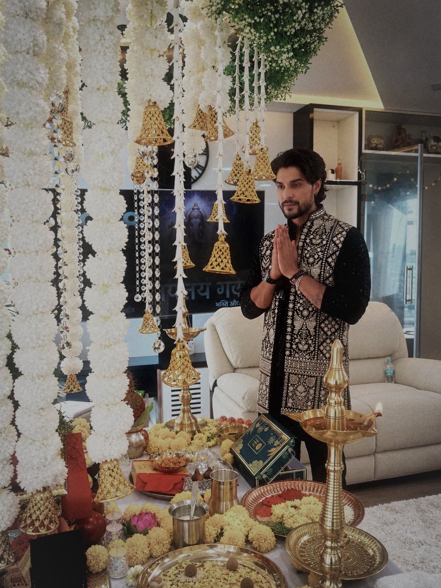 biasedri0t's tweet photo. Ganpati Bappa Morya 🤍✨ 

also him in traditional never goes wrong 😍
#AnkitGupta https://t.co/JcHbXuY0U6