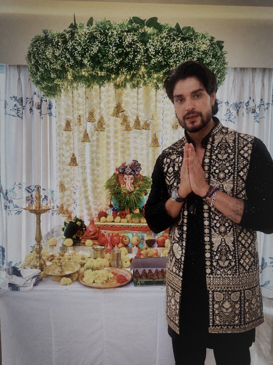 biasedri0t's tweet photo. Ganpati Bappa Morya 🤍✨ 

also him in traditional never goes wrong 😍
#AnkitGupta https://t.co/JcHbXuY0U6