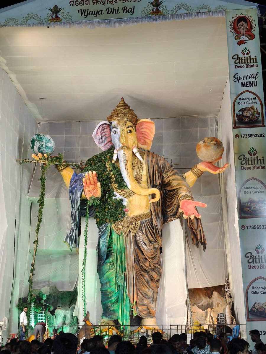 DarcyCS_IN's tweet photo. ଆଜି ଶହୀଦ୍ ନଗର ସ୍ଥିତ ଏଇ ମେଢ଼ ଦେଖି ବାକୁ ଯାଇଥିଲି , ପ୍ରସାଦ ପାଇଁ ଠିଆ ହେଇ ଦେଖିଲି 
ଗୋଟେ ଝିଅ ଟା ପୁଅ ସାଙ୍ଗ ମାନଙ୍କ ସହ ଗୋଟେ ଲାଇନ ଠିଆ ହେଇଚି , ଯେତେ ବେଳେ ପ୍ରସାଦ ନବା ପାଳି ଆସିଲା , ପ୍ରସାଦ ବାଢୁ ଥିବା ଜଣେ ପିଲା ବହୁତ୍ Rude behaviour ଦେଖେଇ ମନା କରିଦେଲା ।
ଅଲଗା ପିଲା ଦବା ପାଇଁ କହିଲେ କିନ୍ତୁ ସେ ଅଲଗା ଲାଇନ୍ ରେ https://t.co/RdUDMY1VD3