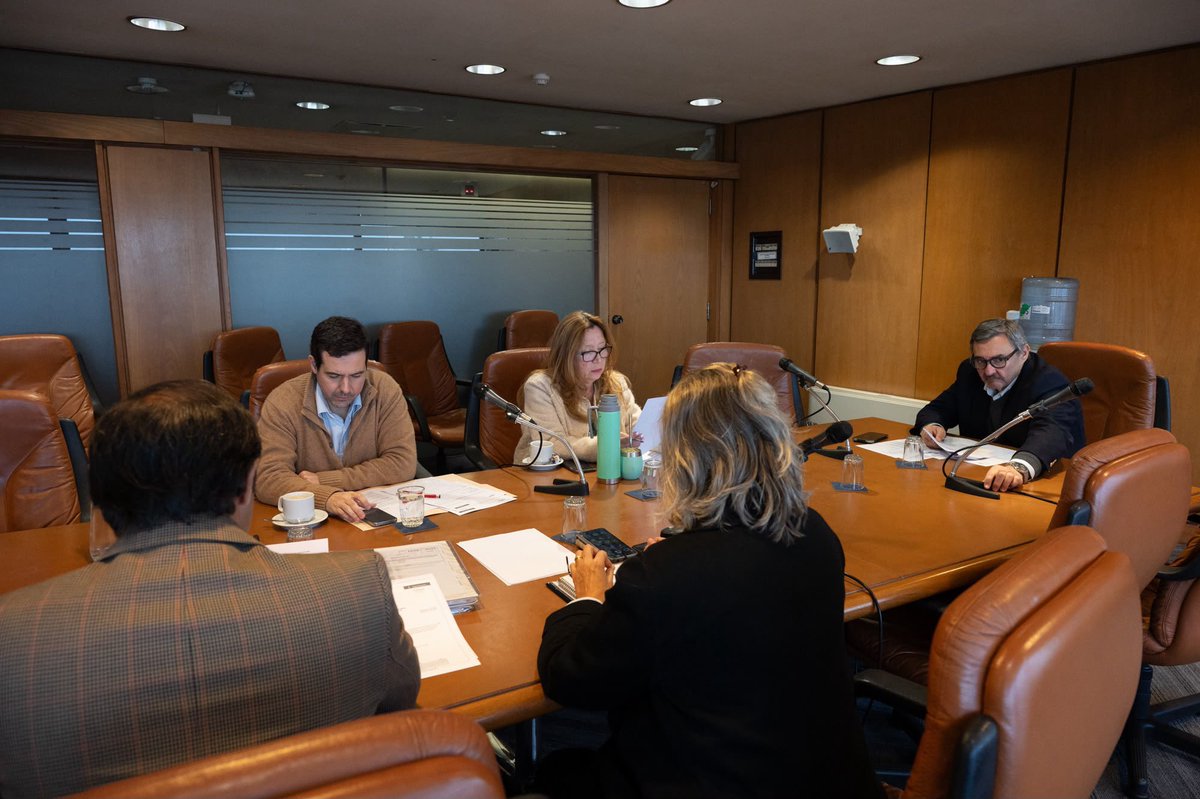 fepreco's tweet photo. 🏛️ Hoy discutimos en la Comisión de Salud la ampliación de los espacios libres de humo a zonas abiertas destinadas al deporte o recreación de niñas y niños.

🚬 🚫 Iniciativa para seguir potenciando ambientes libres de humo, regulados por la Ley Antitabaco en Uruguay, una legislación de avanzada y de amplio reconocimiento internacional para nuestro país.

🫂 Un avance más en políticas de cuidados de la salud.