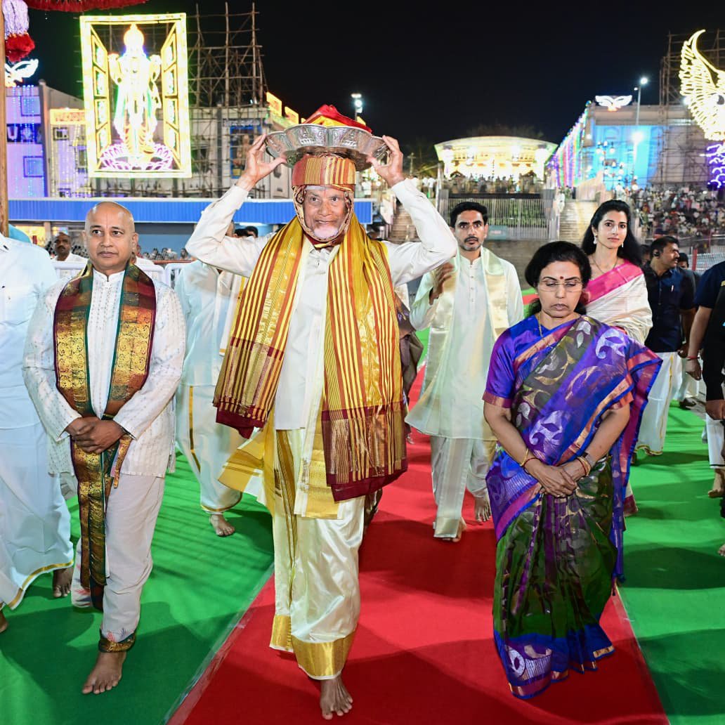 ncbn's tweet photo. ఓం నమో వెంకటేశాయ:

తిరుమల శ్రీవారి సాలకట్ల బ్రహ్మోత్సవాల్లో కుటుంబ సమేతంగా పాల్గొని కలియుగ ప్రత్యక్ష దైవం శ్రీ వేంకటేశ్వర స్వామివారికి పట్టువస్త్రాలు సమర్పించడం ఎంతో  గొప్ప అనుభూతిని ఇచ్చింది. స్వామివారి కృపతో ఆంధ్రప్రదేశ్ ప్రజలందరూ సుఖసంతోషాలతో, ఆయురారోగ్యాలతో ఉండాలని ప్రార్థించాను. ముఖ్యమంత్రి హోదాలో స్వామివారికి 15వ సారి పట్టువస్త్రాలు సమర్పించే అవకాశం రావడం ఆ వేంకటేశ్వరుడు నాకు ఇచ్చిన గొప్ప వరంగా భావిస్తున్నాను. శ్రీవారి దర్శనం అనంతరం టీటీడీ 2027 కేలండర్, డైరీలను ఆవిష్కరించాను. బ్రహ్మాండంగా బ్రహ్మోత్సవాలను నిర్వహిస్తున్న టీటీడీ బోర్డుకు, అధికారులకు, యంత్రాంగానికి అభినందనలు.
@TTDevasthanams