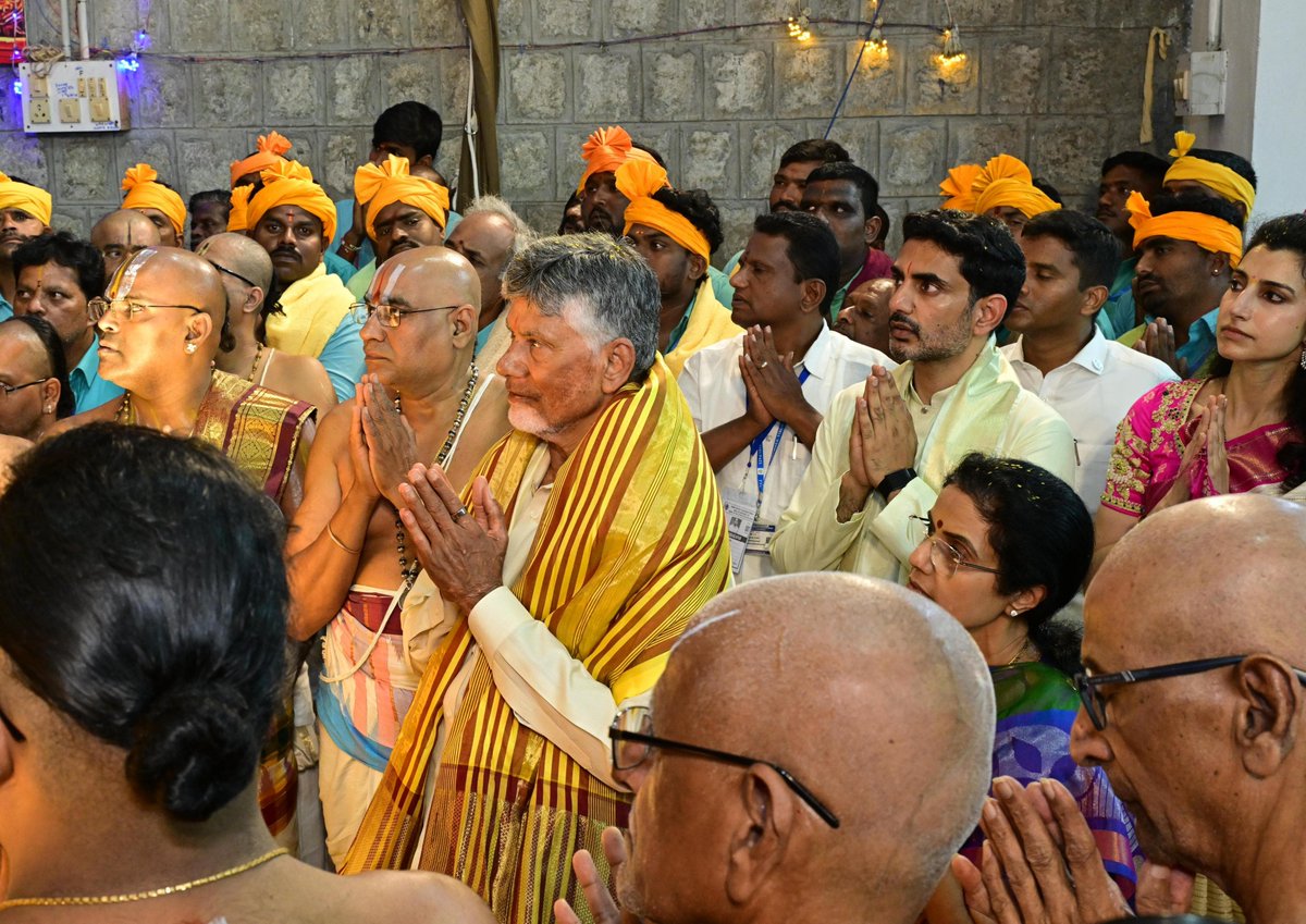 ncbn's tweet photo. ఓం నమో వెంకటేశాయ:

తిరుమల శ్రీవారి సాలకట్ల బ్రహ్మోత్సవాల్లో కుటుంబ సమేతంగా పాల్గొని కలియుగ ప్రత్యక్ష దైవం శ్రీ వేంకటేశ్వర స్వామివారికి పట్టువస్త్రాలు సమర్పించడం ఎంతో  గొప్ప అనుభూతిని ఇచ్చింది. స్వామివారి కృపతో ఆంధ్రప్రదేశ్ ప్రజలందరూ సుఖసంతోషాలతో, ఆయురారోగ్యాలతో ఉండాలని ప్రార్థించాను. ముఖ్యమంత్రి హోదాలో స్వామివారికి 15వ సారి పట్టువస్త్రాలు సమర్పించే అవకాశం రావడం ఆ వేంకటేశ్వరుడు నాకు ఇచ్చిన గొప్ప వరంగా భావిస్తున్నాను. శ్రీవారి దర్శనం అనంతరం టీటీడీ 2027 కేలండర్, డైరీలను ఆవిష్కరించాను. బ్రహ్మాండంగా బ్రహ్మోత్సవాలను నిర్వహిస్తున్న టీటీడీ బోర్డుకు, అధికారులకు, యంత్రాంగానికి అభినందనలు.
@TTDevasthanams