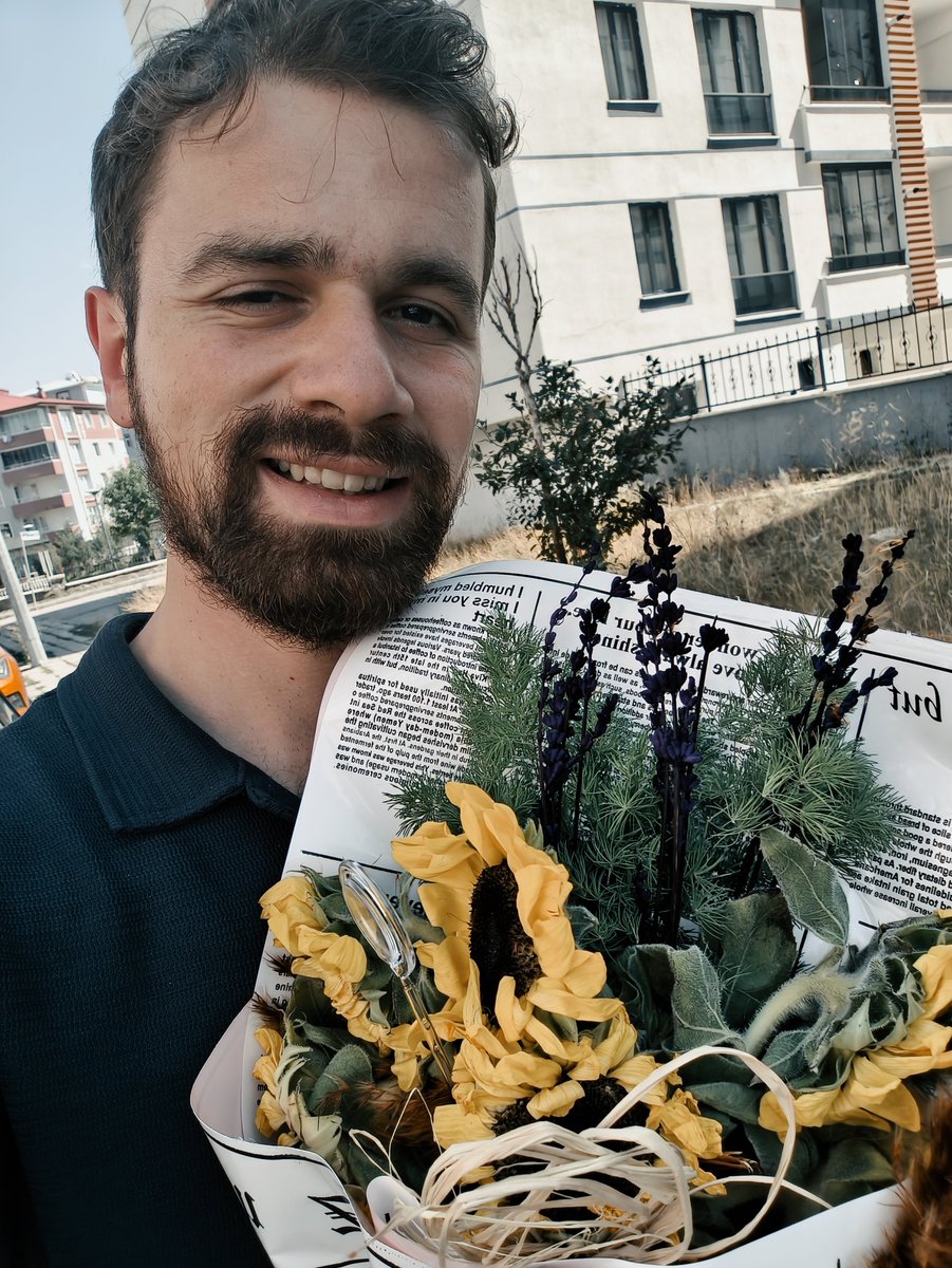 sefaqwe's tweet photo. Kadınlar sadece bir çiçek aldığını düşünürken erkekler hehehe https://t.co/VyqQnmpIWt
